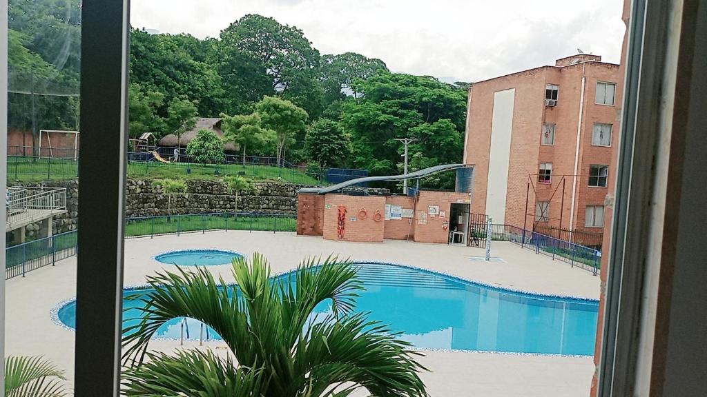 a view of a swimming pool from a window at Apartamento Amoblado en Ibague in Ibagué