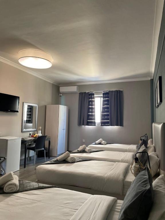 Postel nebo postele na pokoji v ubytování Sliema Marina Hotel