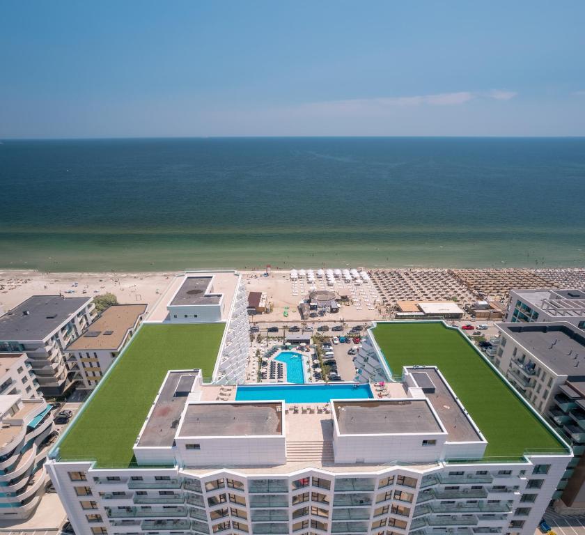 una vista aerea di un resort con la spiaggia di Royale Sundance 305 Infinity Beach Pool & Spa Mamaia Nord a Mamaia Nord - Năvodari