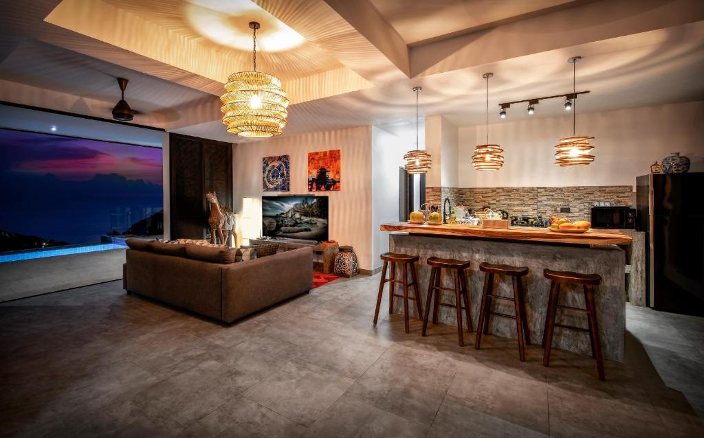 Kuchyň nebo kuchyňský kout v ubytování Karma Luxury Villa