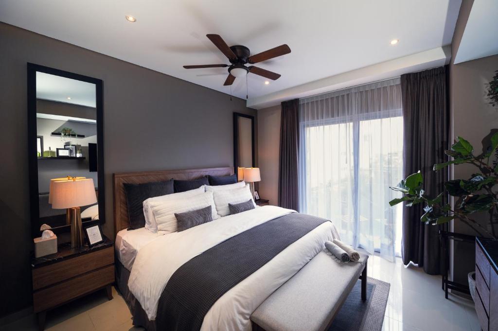 um quarto com uma cama e uma ventoinha de tecto em Condesa Luxury Lofts em Cidade do México