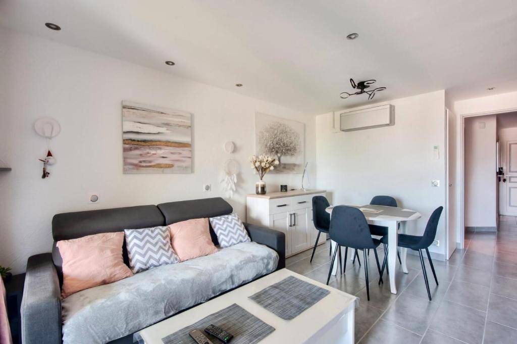 uma sala de estar com um sofá e uma mesa em Village Pont Royal en Provence - maeva Home - Appartement cosy 2 pièces 4 p 164 em Mallemort