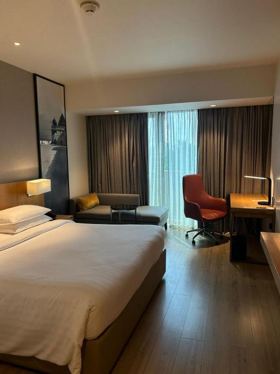 Postel nebo postele na pokoji v ubytování Courtyard by Marriott Nashik