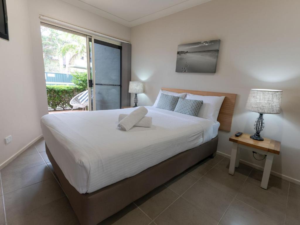 Postel nebo postele na pokoji v ubytování Martys Little Beach NO. 4 Ground Floor Apartment with Heated Pool access