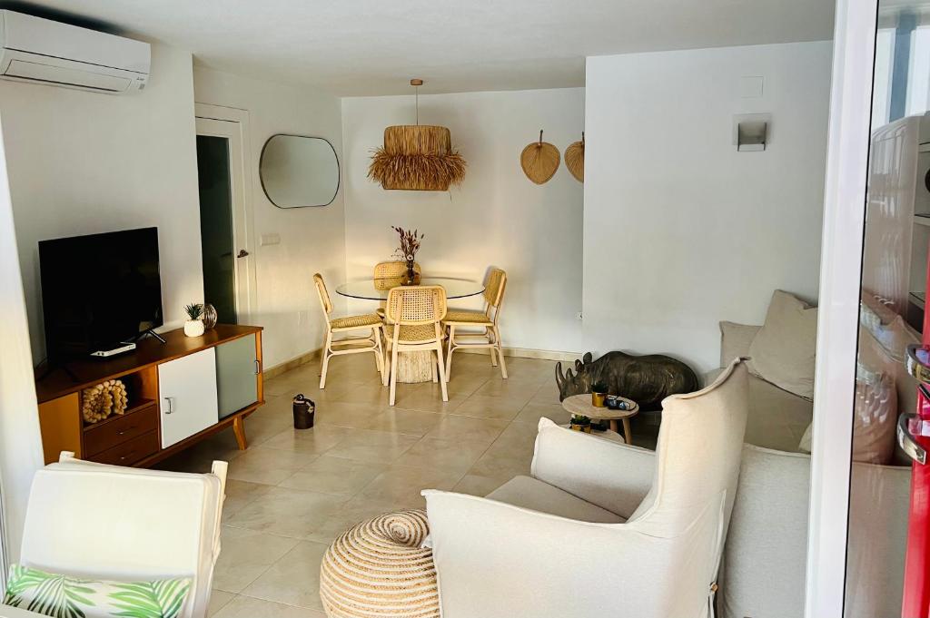 sala de estar con sofá y mesa en BEACH & URBAN PLAYA SAN JUAN, en Alicante