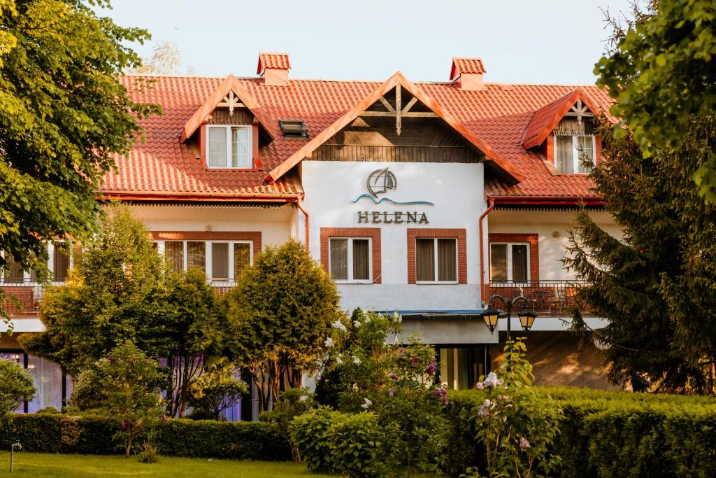 uma casa com um telhado vermelho em Ośrodek Wczasowy Helena em Kruklanki