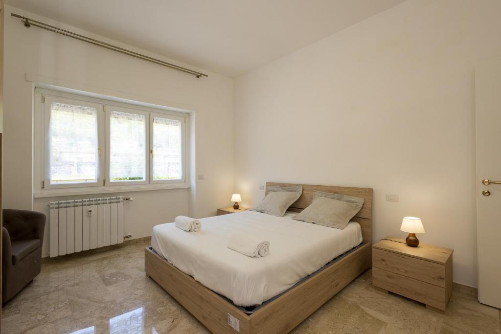 - une chambre avec un grand lit et une fenêtre dans l'établissement Jmartins Vatican 2, à Rome