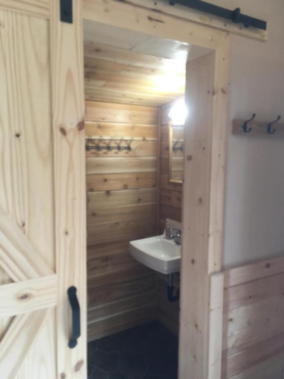 Koupelna v ubytování Whispering Woods AK Cabins