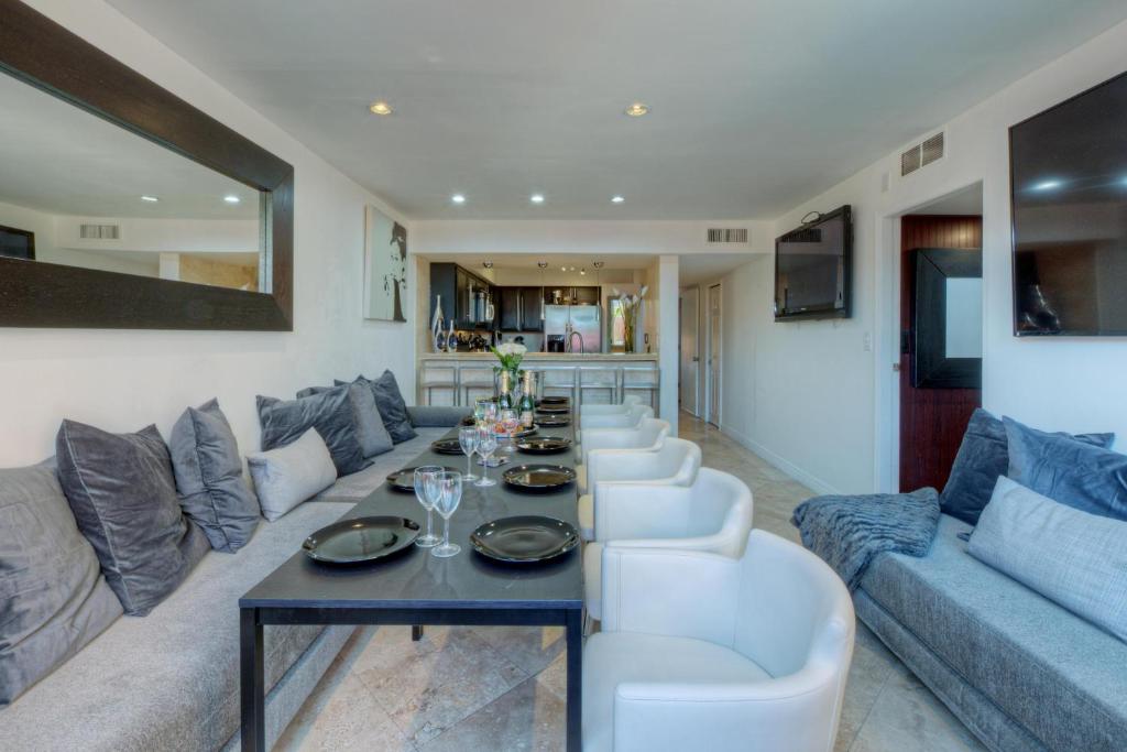 sala de estar con sofá y mesa en 10 Room ScottsdaleResortVillas by AmericanVacationliving, en Scottsdale