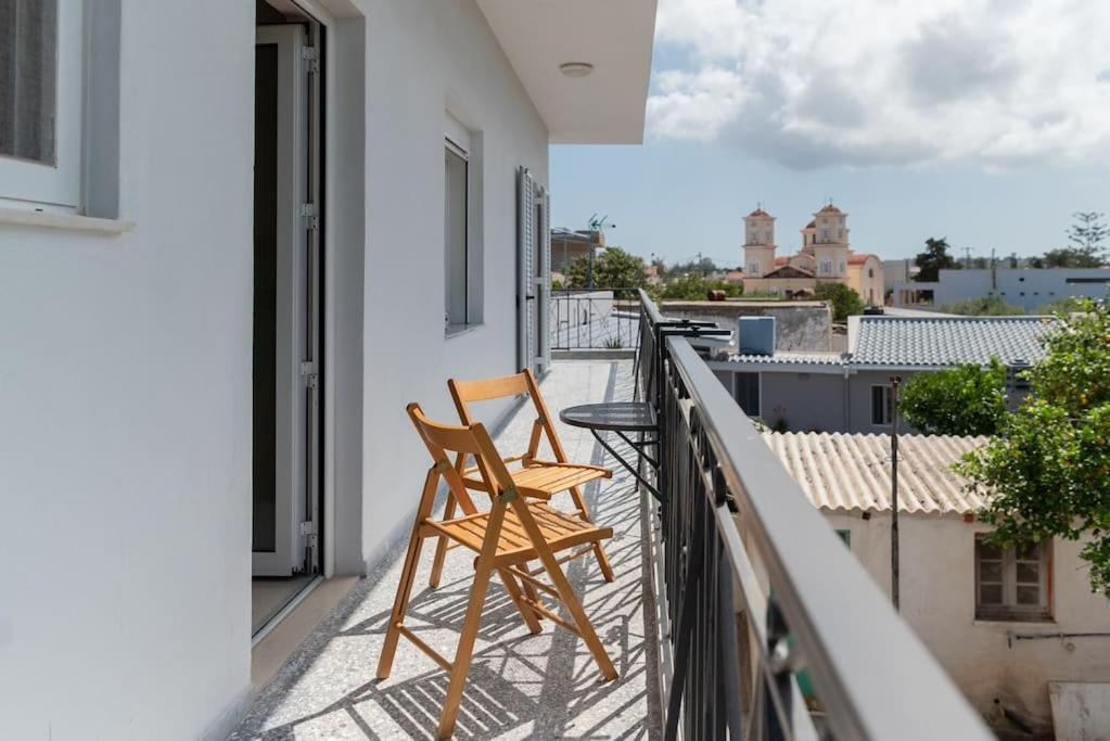 2 stoelen op een balkon met uitzicht op de stad bij Katofli Slow Living in Pithárion