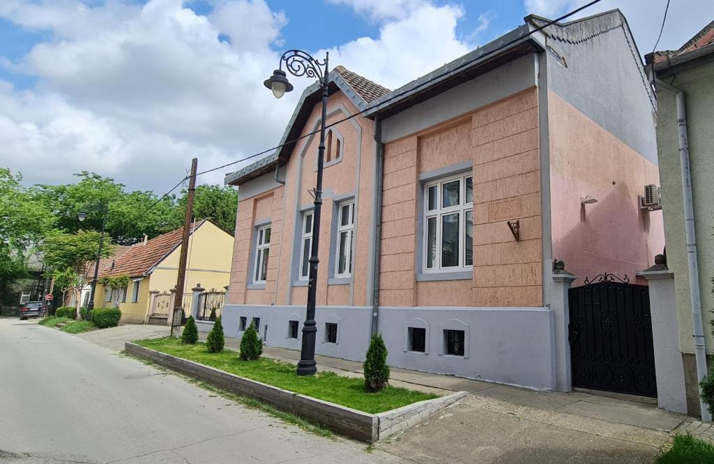 dom z światłem ulicznym przed nim w obiekcie Urban Haven w mieście Subotica
