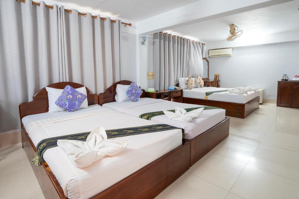 Postel nebo postele na pokoji v ubytování Siem Reap Riverside Hotel