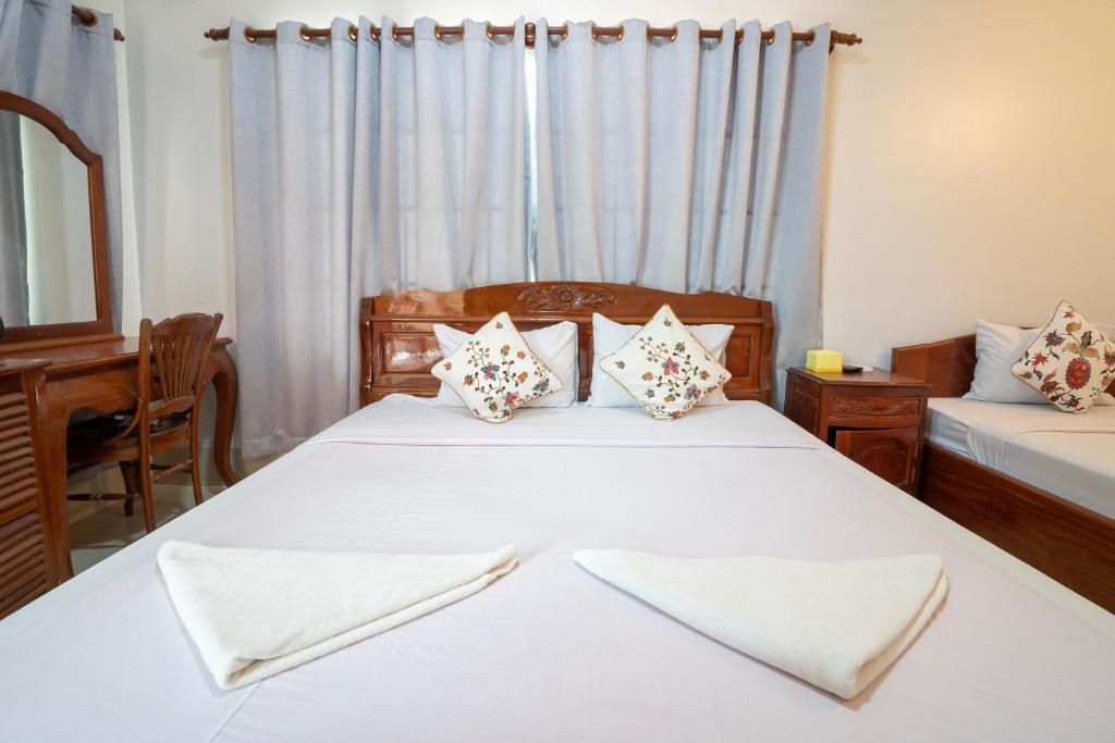 Postel nebo postele na pokoji v ubytování Siem Reap Riverside Hotel