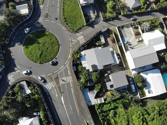 una vista aérea de una intersección con una calle en le raphael, en Saint-Joseph