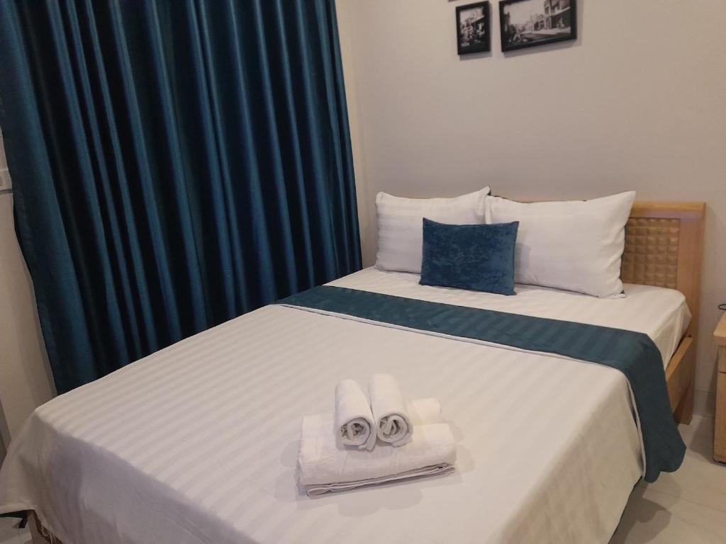 Postel nebo postele na pokoji v ubytování Hanoi Holiday Hotel