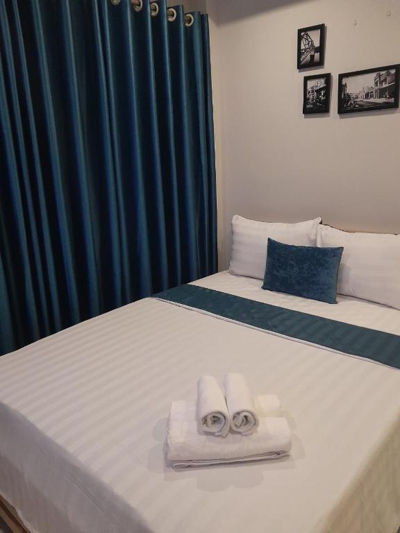 Postel nebo postele na pokoji v ubytování Hanoi Holiday Hotel