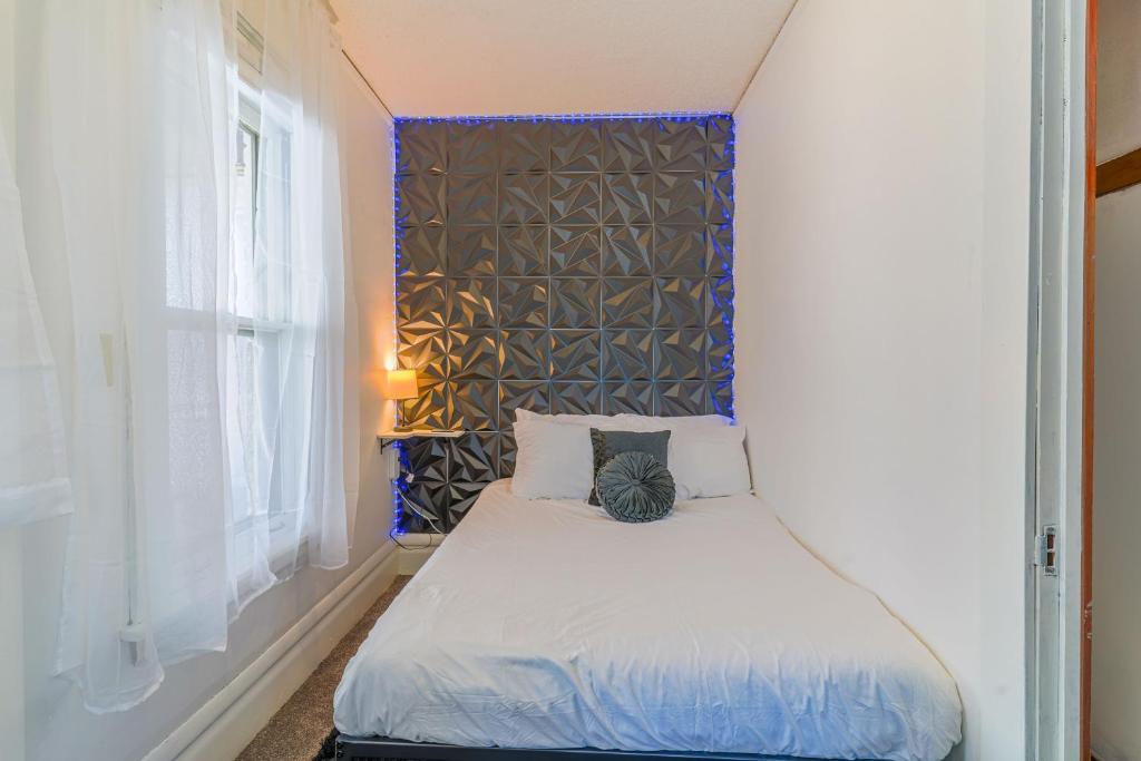 - un petit lit dans une petite chambre avec fenêtre dans l'établissement Modern, Spacious 3 Bedroom Getaway, à Saint Paul