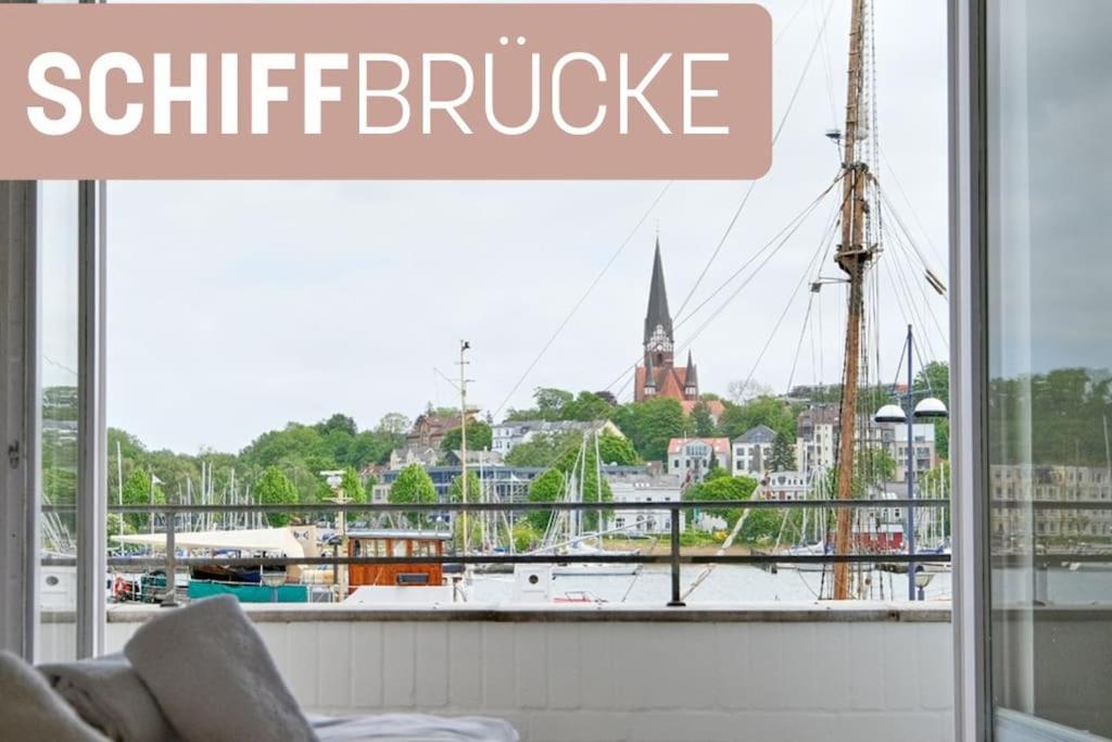 Blick auf den Hafen von einem Wohnzimmer mit Fenster in der Unterkunft Schiffbrücke in Flensburg