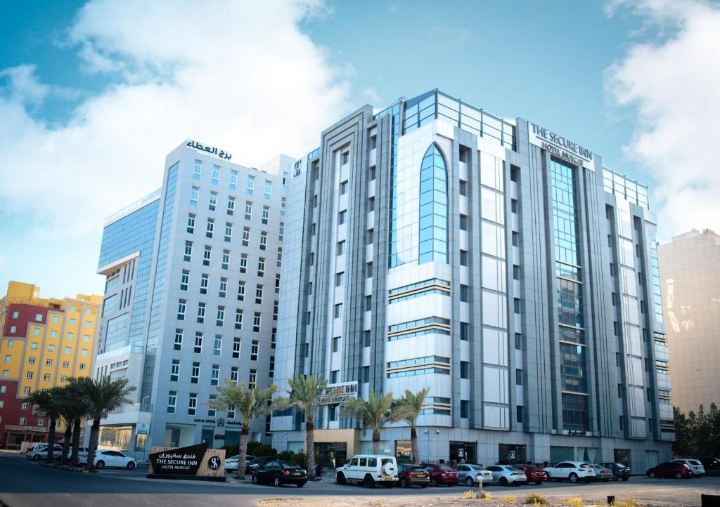 Ein großes Gebäude in einer Stadt in der Unterkunft The Secure Inn Hotel Muscat in Muscat