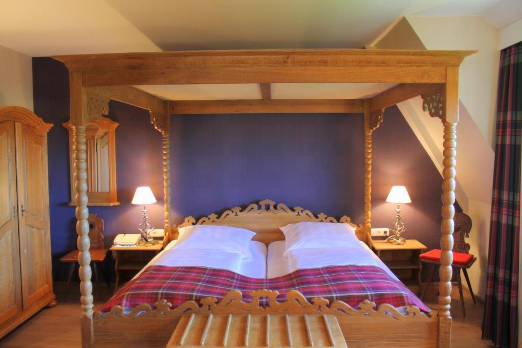 Postel nebo postele na pokoji v ubytování Burghotel