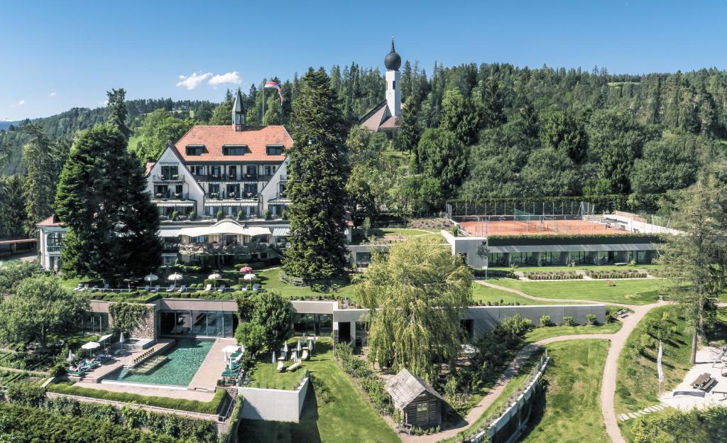 eine Luftansicht eines Herrenhauses mit Garten in der Unterkunft Parkhotel Holzner in Oberbozen