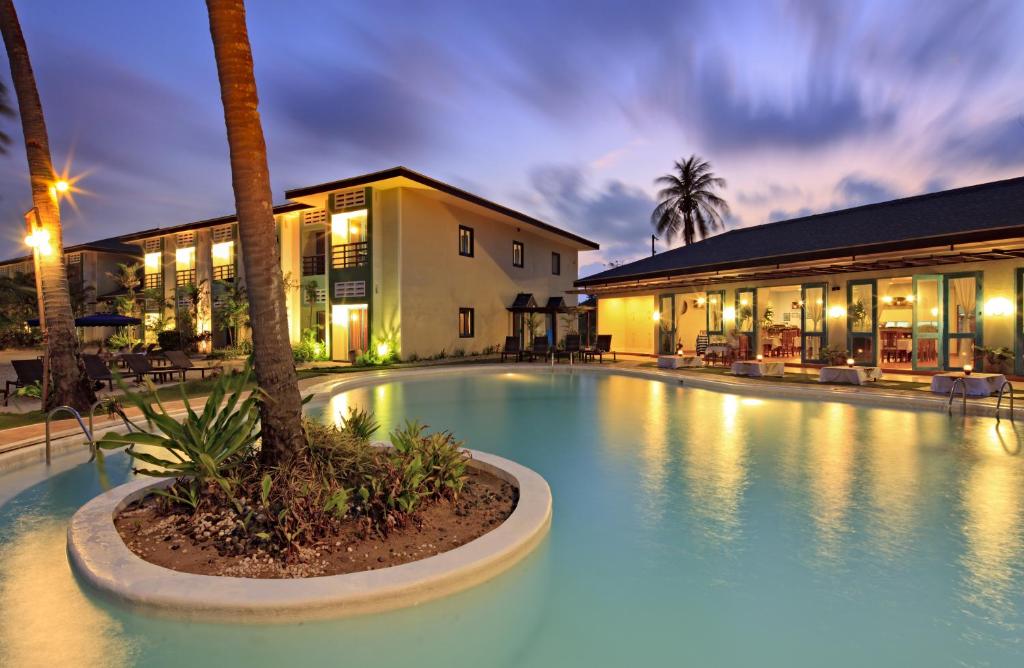 Bazén v ubytování Microtel by Wyndham Puerto Princesa nebo v jeho okolí