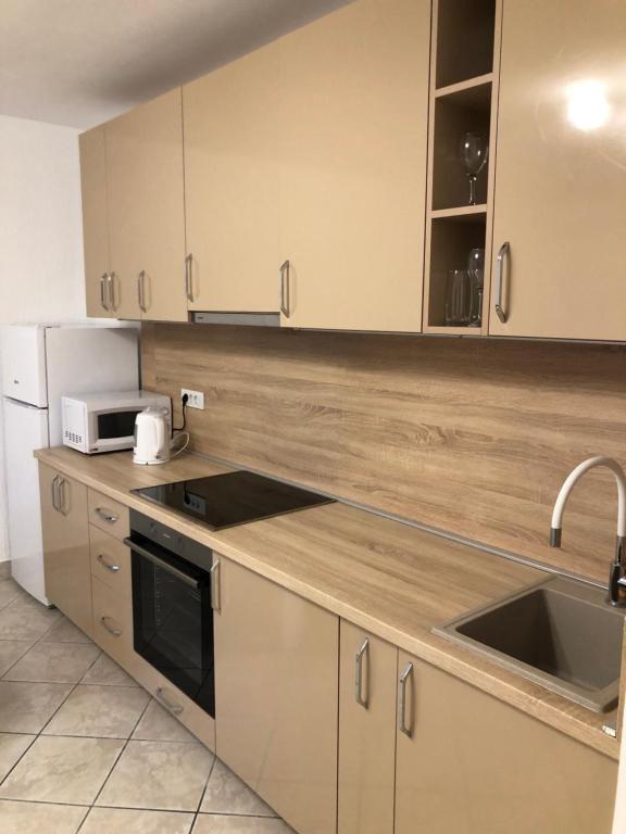 O bucătărie sau chicinetă la Apartmani Lime