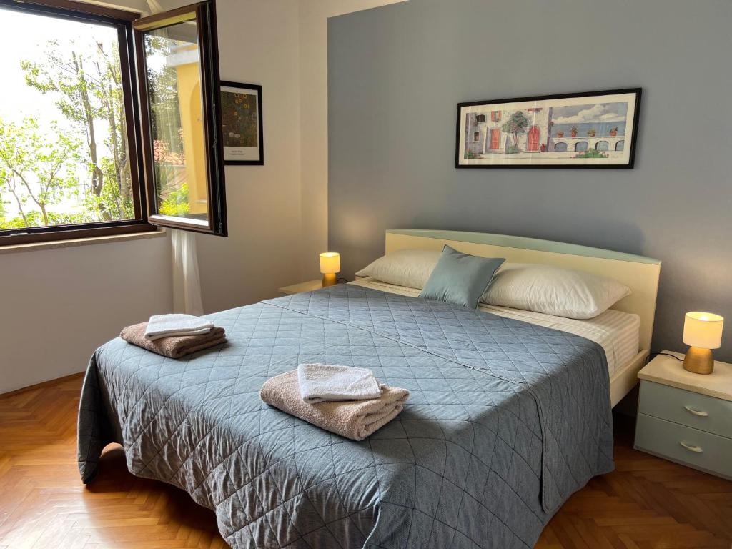 una camera da letto con un letto e due asciugamani di Villa Adriana & Peppino a Pješčana Uvala