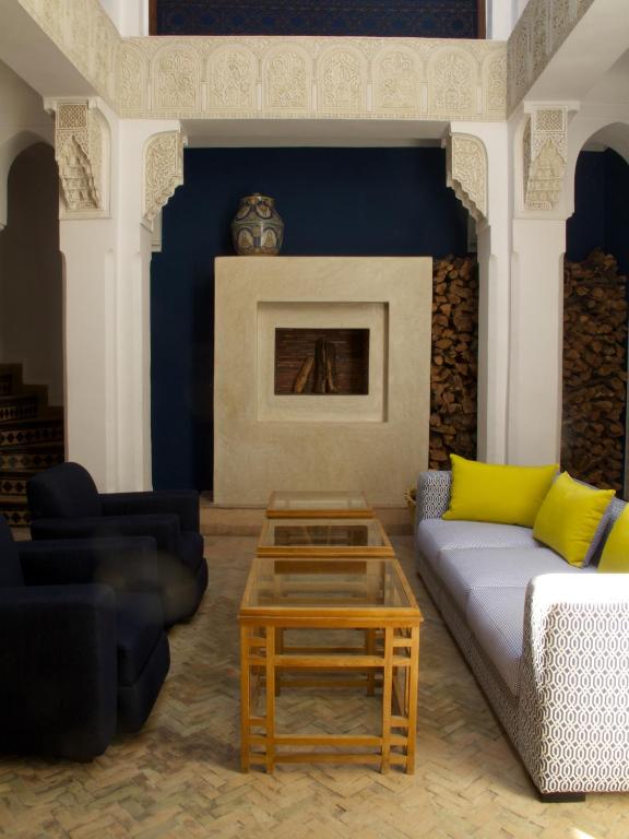Posezení v ubytování Riad Les Yeux Bleus