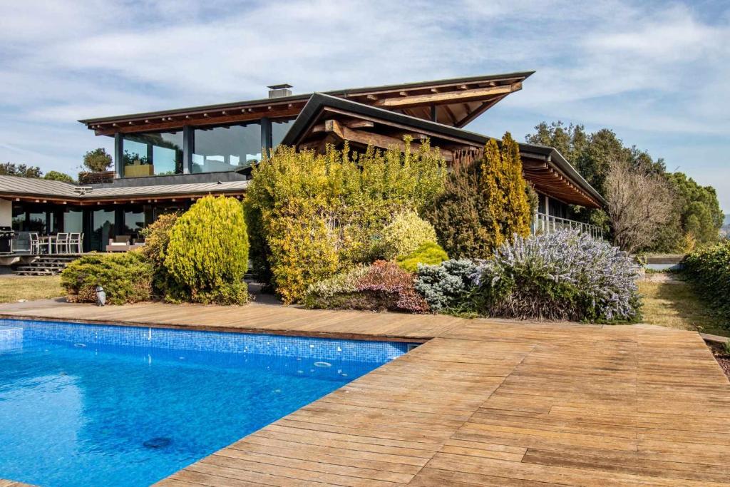 una casa con piscina frente a una casa en Casa Itram Fantástica casa en el Gironès en Girona