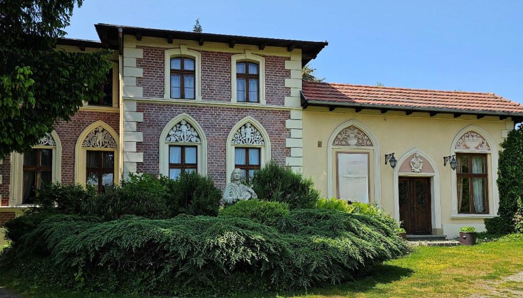 duży ceglany dom z dużym dziedzińcem w obiekcie Villa Kliche w Przerzeczynie-Zdroju