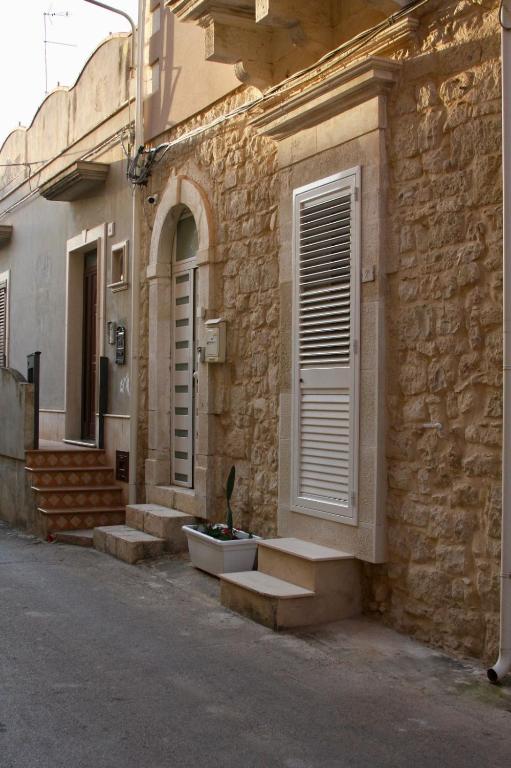 budynek z drzwiami i schodami obok budynku w obiekcie La casa di Nina w mieście Pozzallo