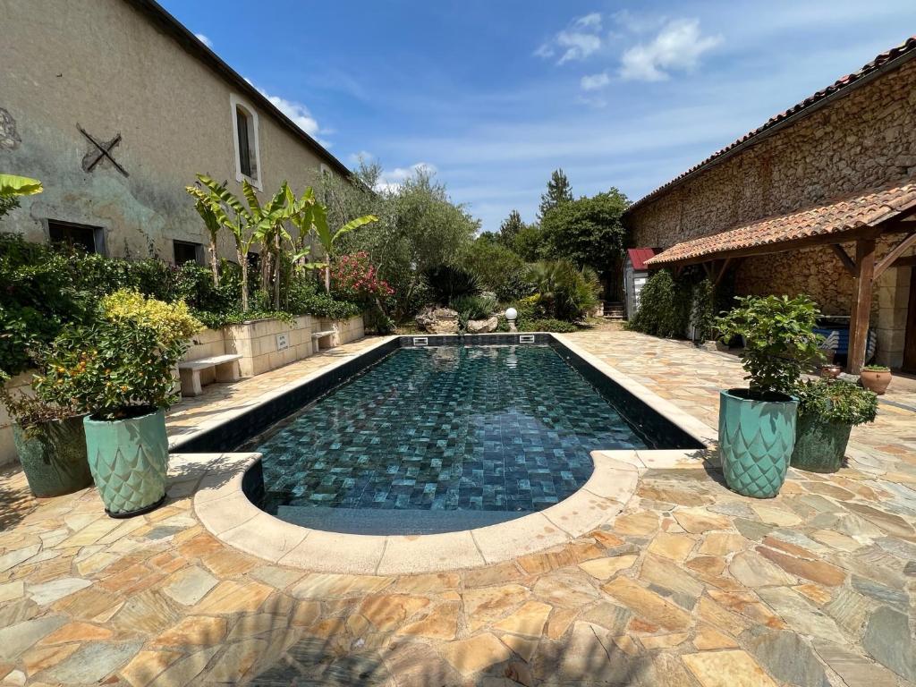 a swimming pool in the middle of a yard at Domaine de Beaufort in Saint-Front-de-Pradoux