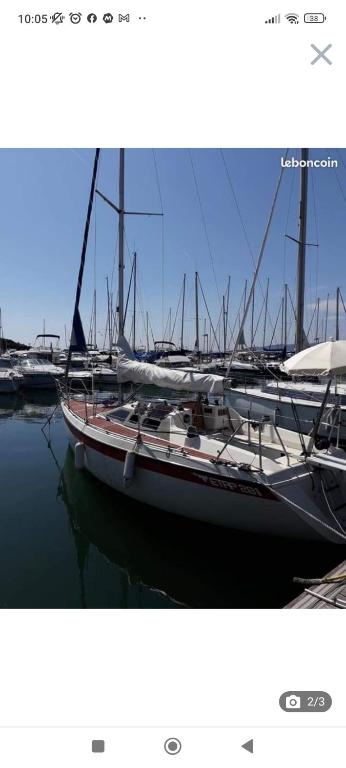a group of boats are docked in the water at Bateau a quai St Raphaël, 4 couchages , voilier Etap 28i in Saint-Raphaël
