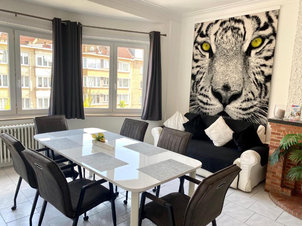 una sala de estar con una pintura de tigre en la pared en Résidence Stiénon, en Bruselas