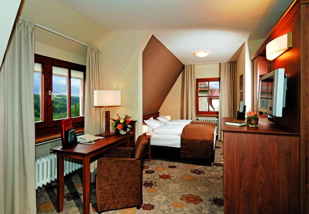 Postel nebo postele na pokoji v ubytování Burghotel
