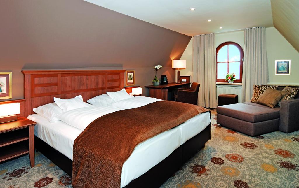 Postel nebo postele na pokoji v ubytování Burghotel