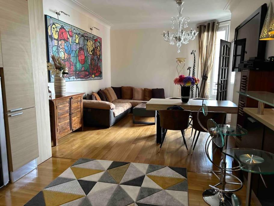sala de estar con sofá y mesa en Spacious 2 bedrooms 85 m2 near Champs Elysées, en Neuilly-sur-Seine