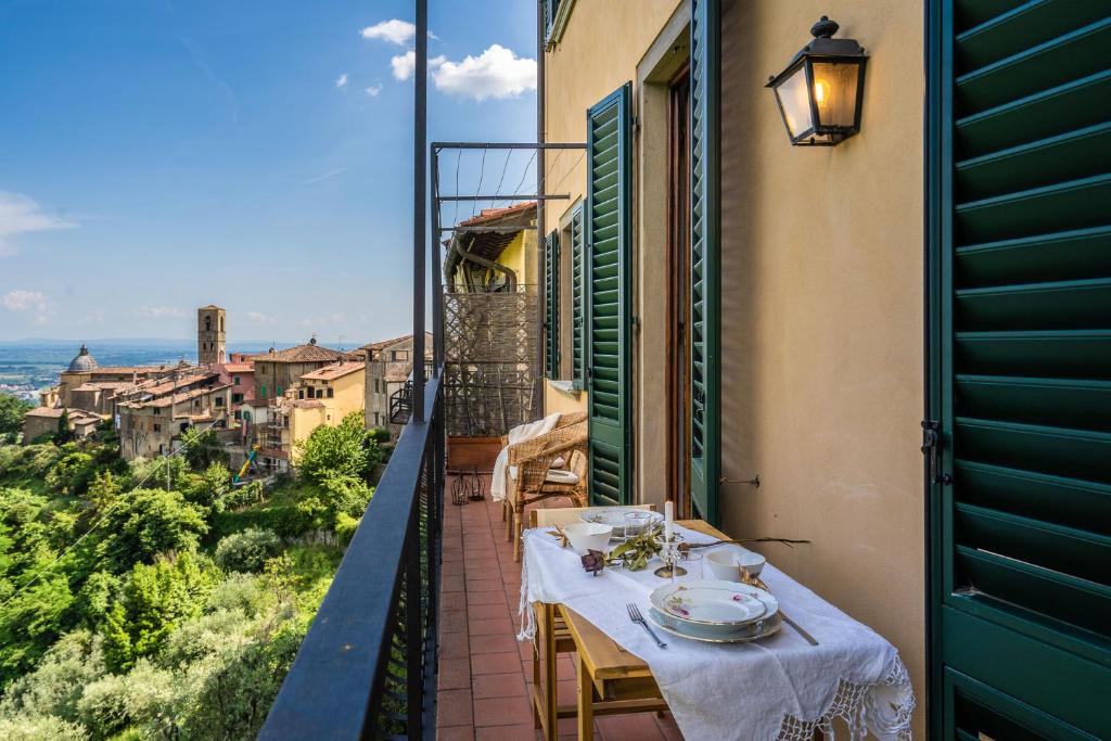 einen Tisch auf dem Balkon eines Gebäudes in der Unterkunft Panoramic apartment in Massa