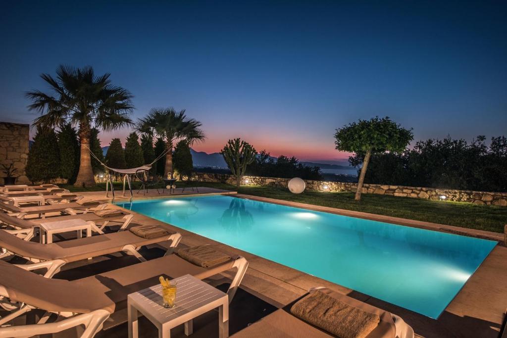 Bazén v ubytování Olea Luxury Suites Heraklion nebo v jeho okolí