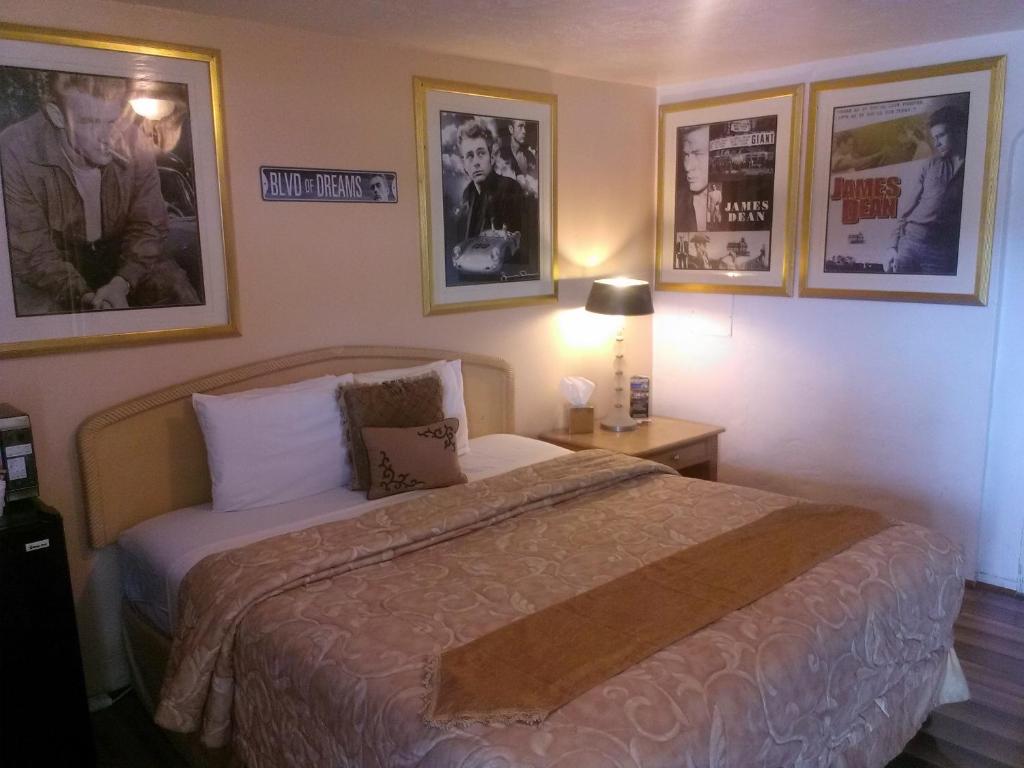 Postel nebo postele na pokoji v ubytování El Trovatore Motel