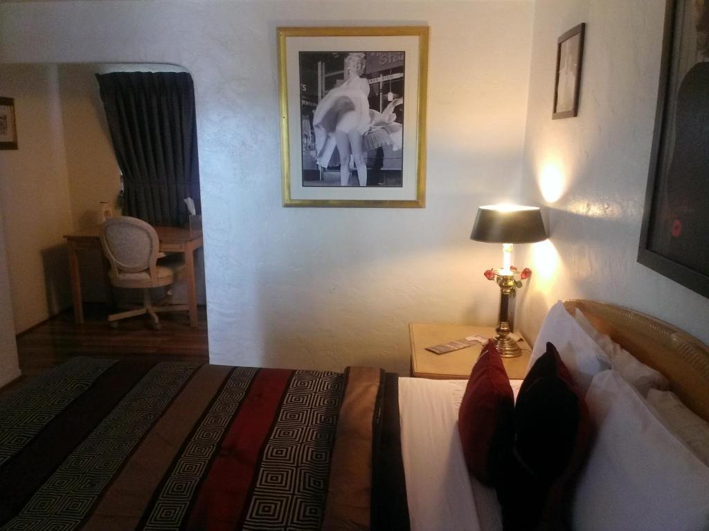 Postel nebo postele na pokoji v ubytování El Trovatore Motel