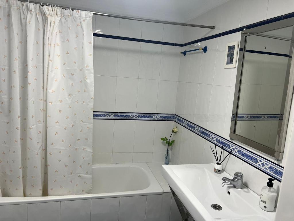 Kúpeľňa v ubytovaní Apartamento con terraza y piscina - Todoholiday