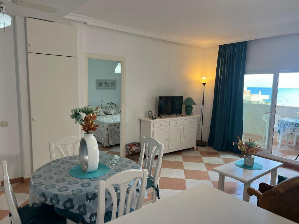 Posedenie v ubytovaní Apartamento con terraza y piscina - Todoholiday