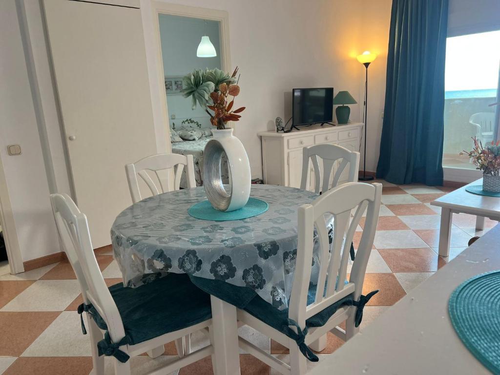 Televízia a/alebo spoločenská miestnosť v ubytovaní Apartamento con terraza y piscina - Todoholiday