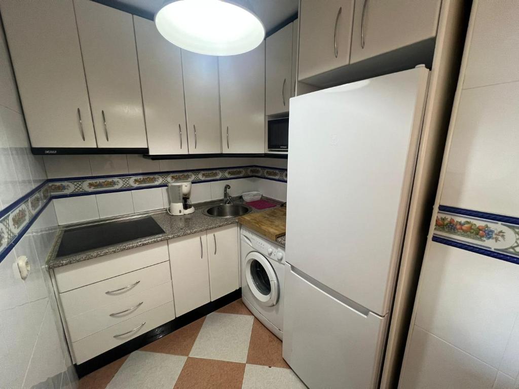 Kuchyňa alebo kuchynka v ubytovaní Apartamento con terraza y piscina - Todoholiday