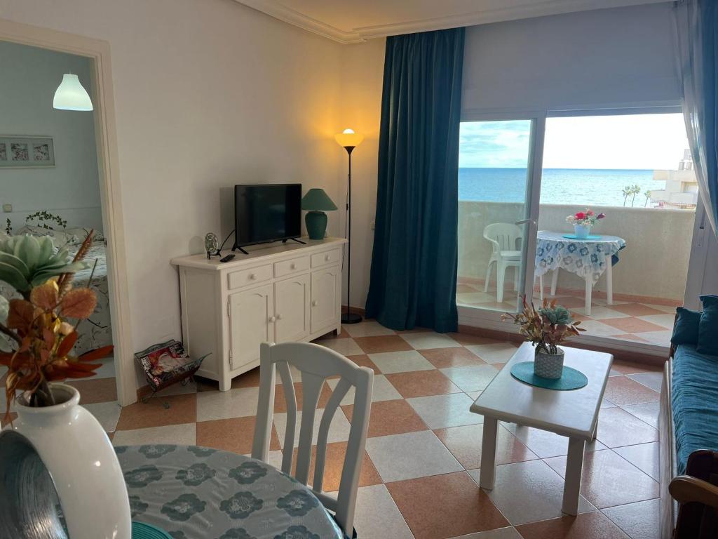 Televízia a/alebo spoločenská miestnosť v ubytovaní Apartamento con terraza y piscina - Todoholiday