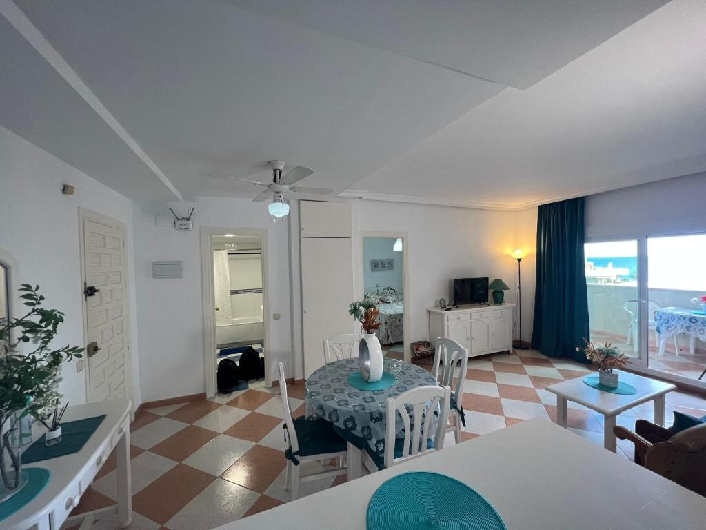 Televízia a/alebo spoločenská miestnosť v ubytovaní Apartamento con terraza y piscina - Todoholiday