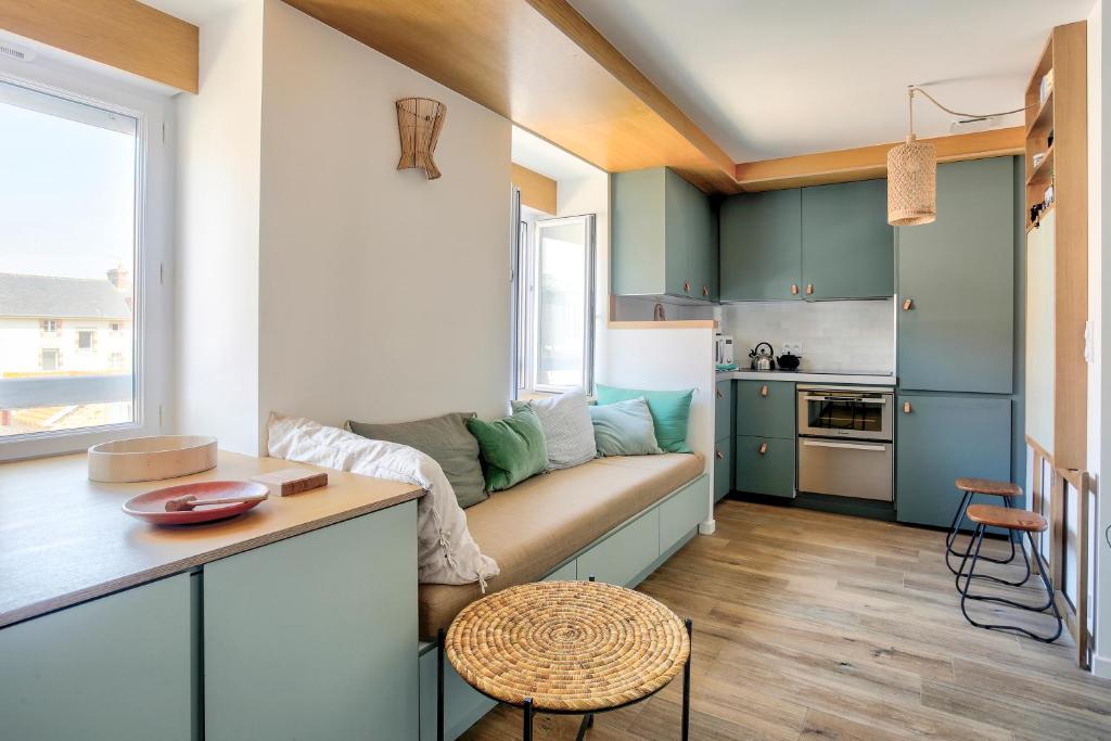 salon z kanapą i kuchnią w obiekcie La Florette - Studio vue mer w mieście Pléneuf-Val-André