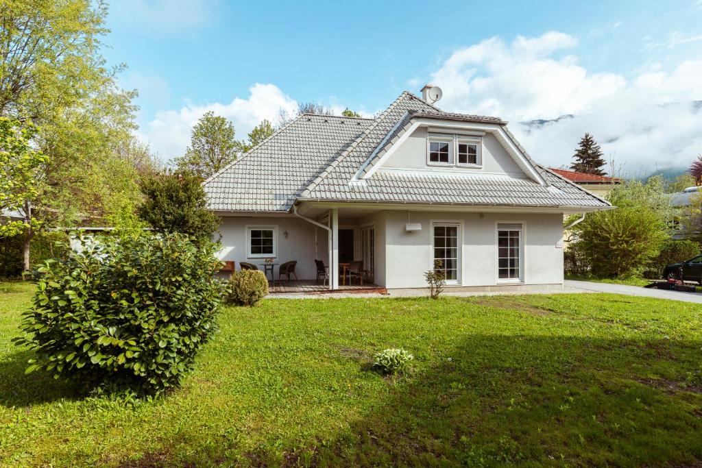 una casa blanca con techo en un patio en Ferienhaus Lienz, en Lienz